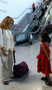 sep16-jammu-donna-at-airport-with-little-girl